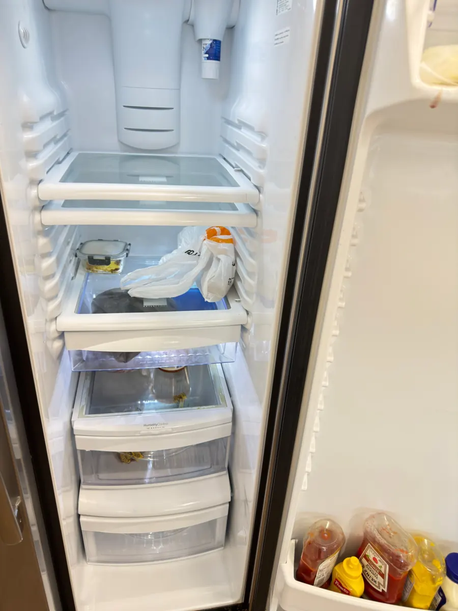 Después: refrigerador con repisas y gavetas limpias tras la limpieza de AD Cleaning Orlando